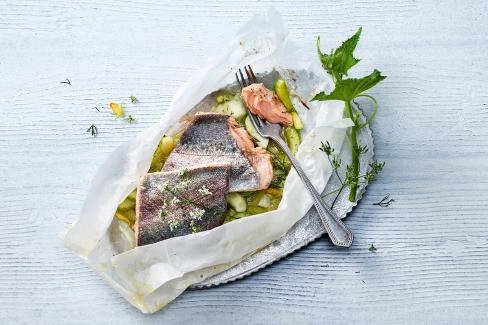 fischfilets.-auf-dillgurken-im-papier